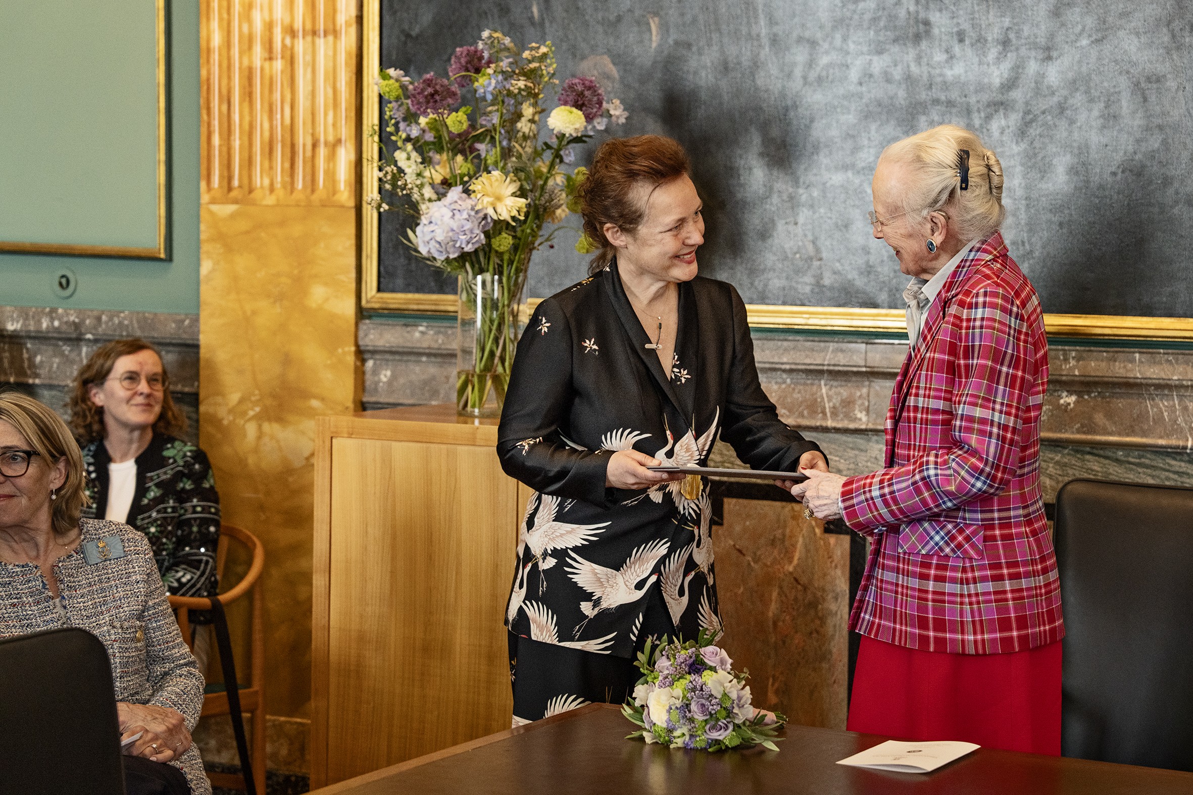 Glimt fra fejring: H.M. Dronning Margrethe overrækker videnskabspris